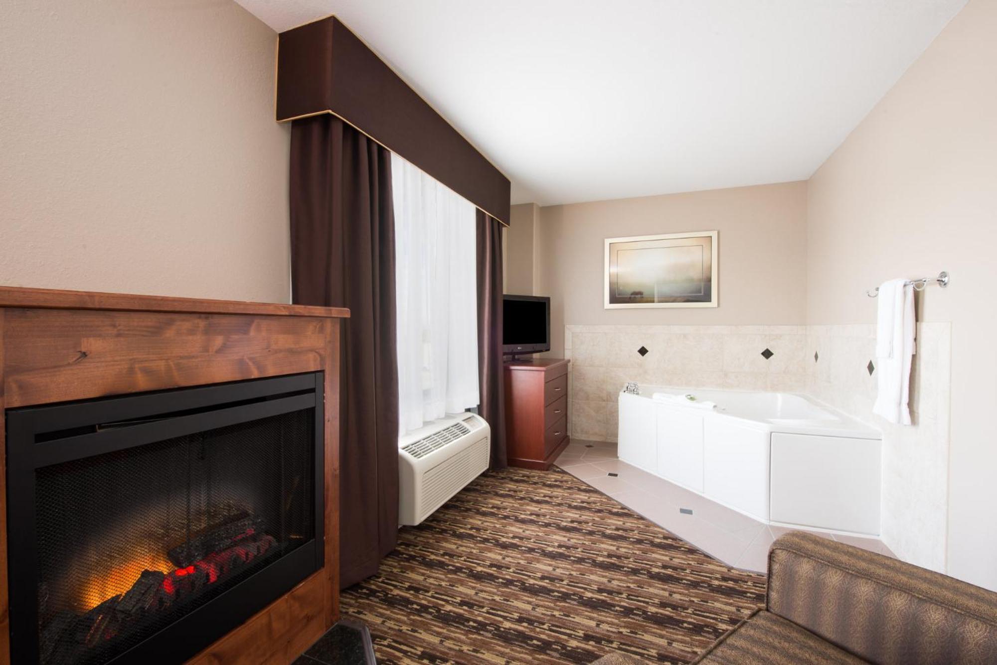 Holiday Inn Express & Suites Douglas By Ihg Exterior photo